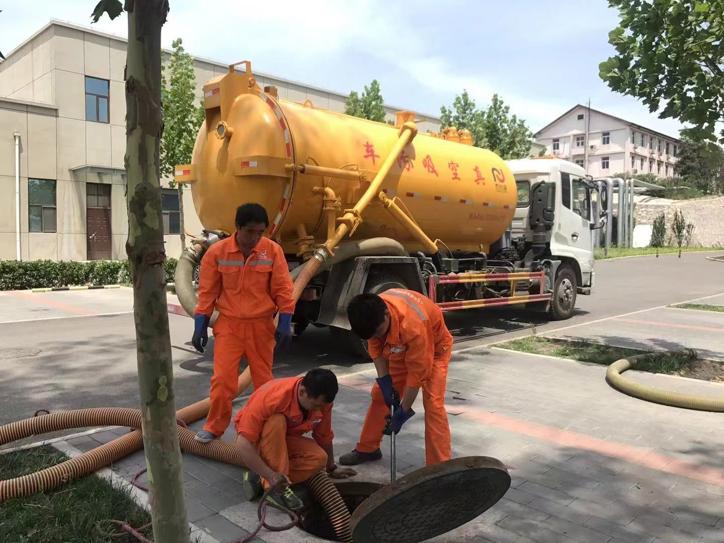 旬阳管道疏通车停在窨井附近