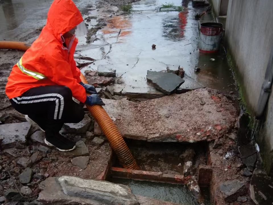 旬阳专业清理污水池 炜誉市政以规范流程守护城市 “肠道”